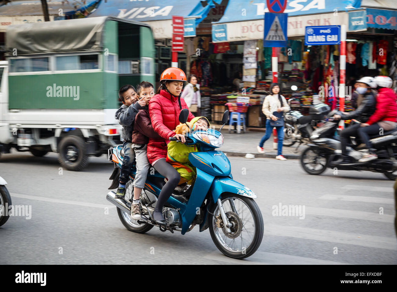 Escena callejera en el barrio antiguo de Hanoi, Vietnam. Foto de stock
