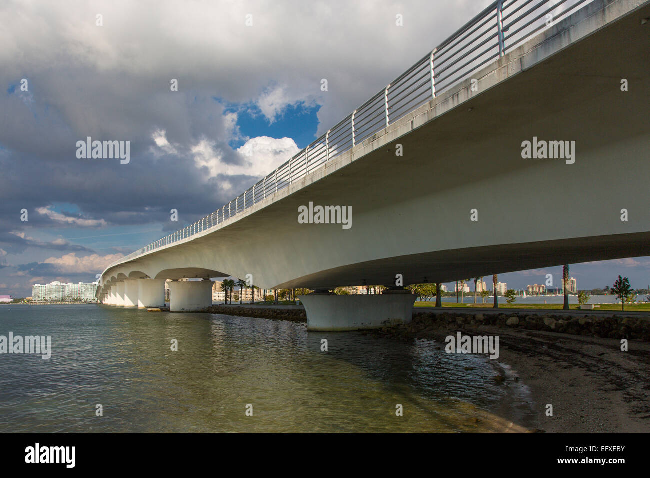 John Ringling Causeway o Ringling Puente sobre la Bahía de Sarasota en Sarasota a Lido Key en Florida Foto de stock