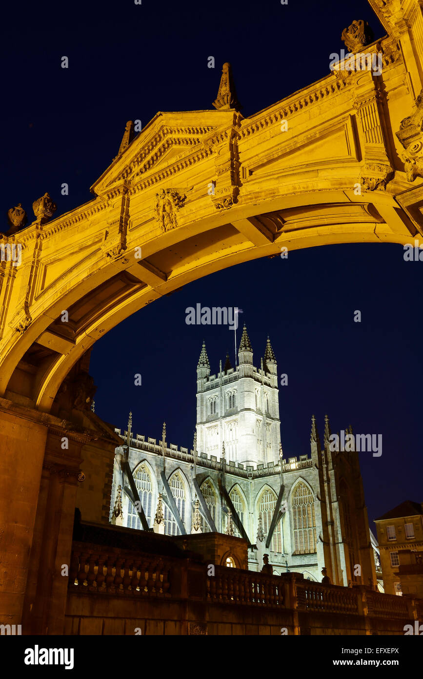 La Abadía de Bath y la calle York Arch durante la noche Foto de stock