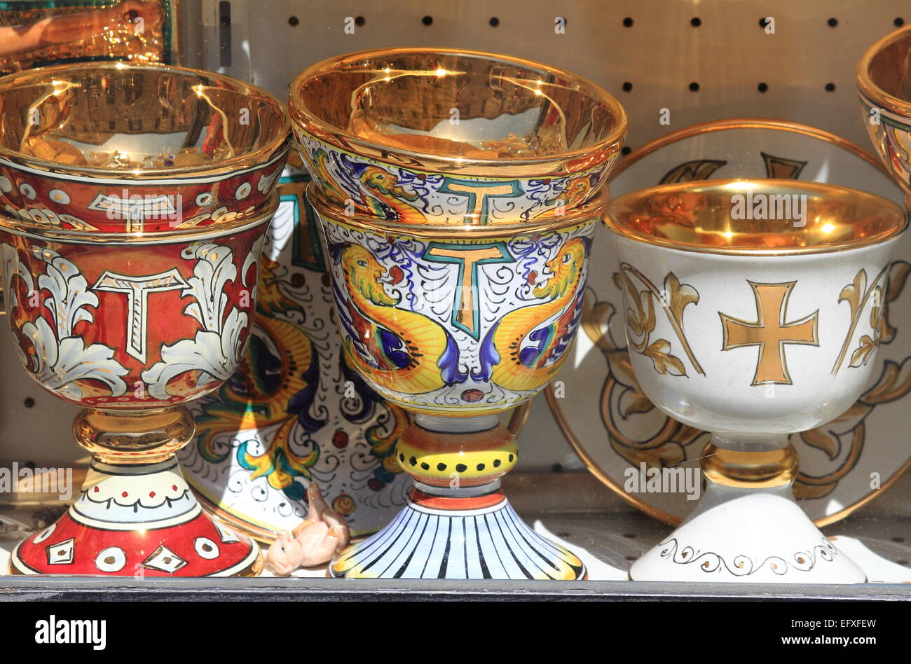 Cálices sagrados utilizados para ceremonias de bendición cristiana Foto de stock