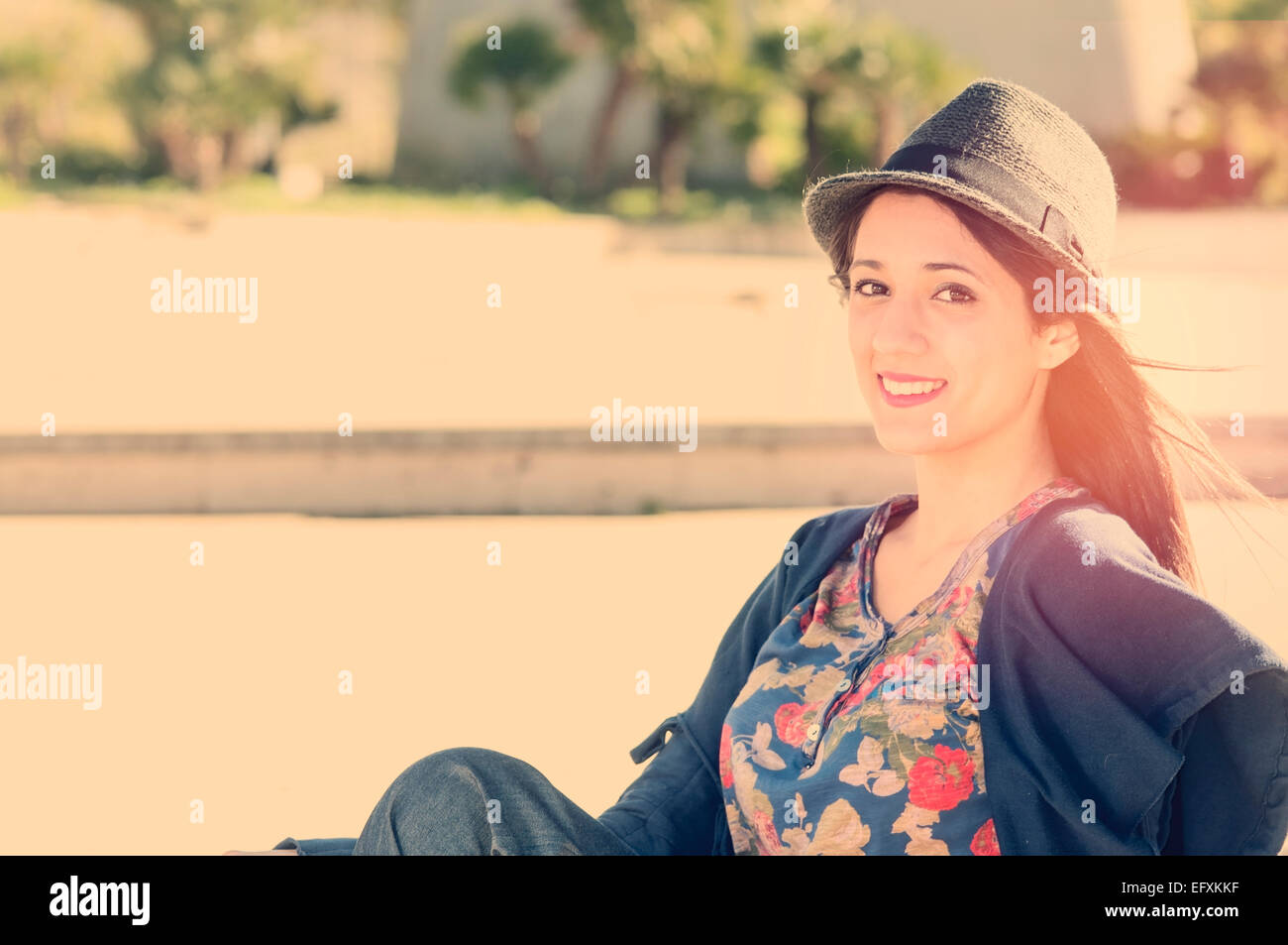 Una joven sonriente en un día soleado y instagram filtro aplicado Foto de stock