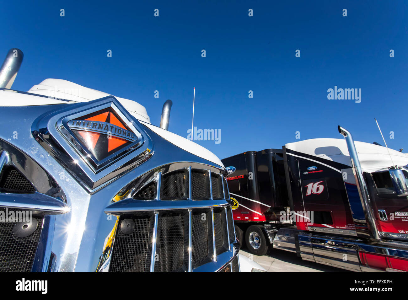 Concord, NC, EE.UU.. El 11 de febrero, 2015. Concord, NC - Feb 11, 2015: El Roush Fenway Racing cargar sus coches antes de poner rumbo a Daytona para la 2015 Speedweeks en Roush Fenway Racing en Concord, Carolina del Norte. Crédito: csm/Alamy Live News Foto de stock