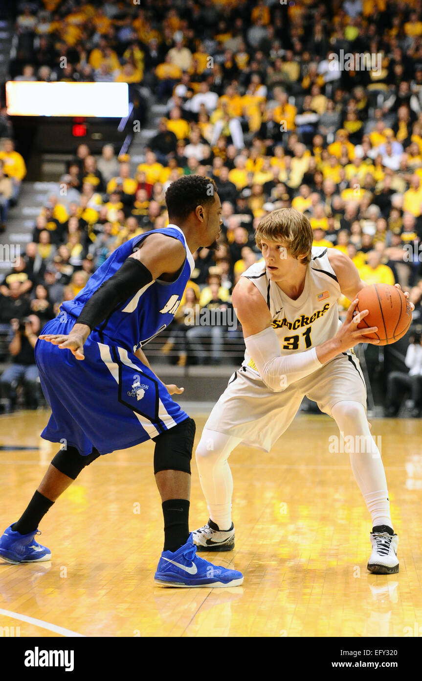 Wichita, Kansas, Estados Unidos. El 11 de febrero, 2015. Wichita State  Shockers guard Ron Baker (31) está en una posición de triple amenaza con  Indiana State Sicómoros guard Brenton Scott (4) defender