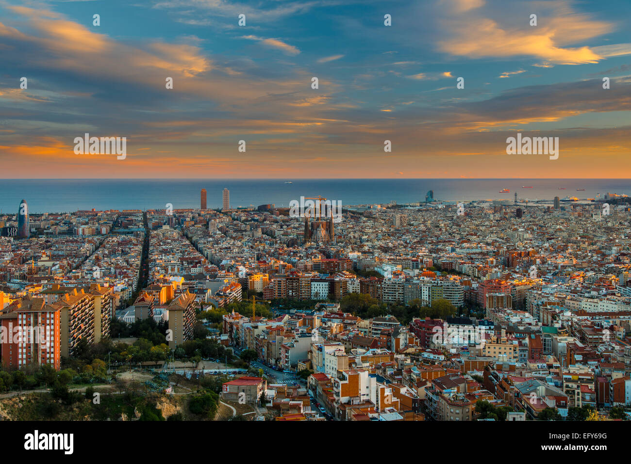 El horizonte de la ciudad al atardecer, Barcelona, Cataluña, España Foto de stock