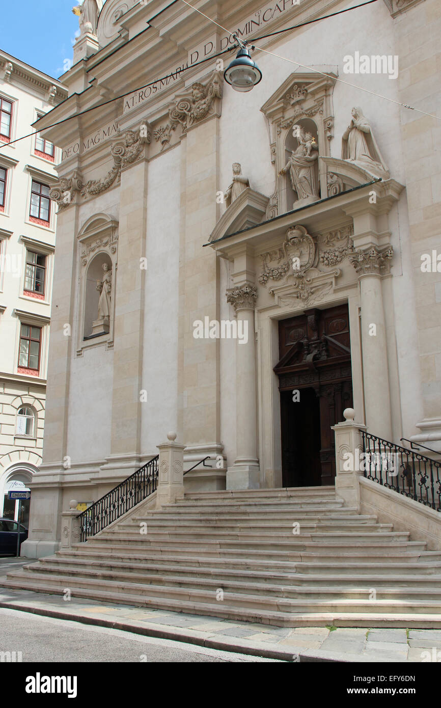 Una escalera de piedra que conduce a la puerta de la iglesia de los Dominicanos en Viena, Austria, el 8 de agosto de 2012. Foto de stock