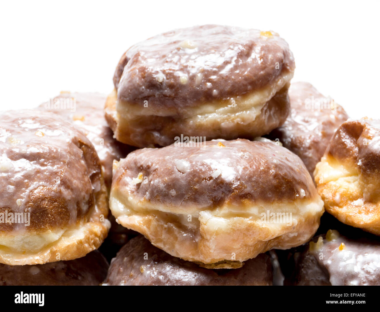 Montón de donuts polaca sobre fondo blanco. Foto de stock