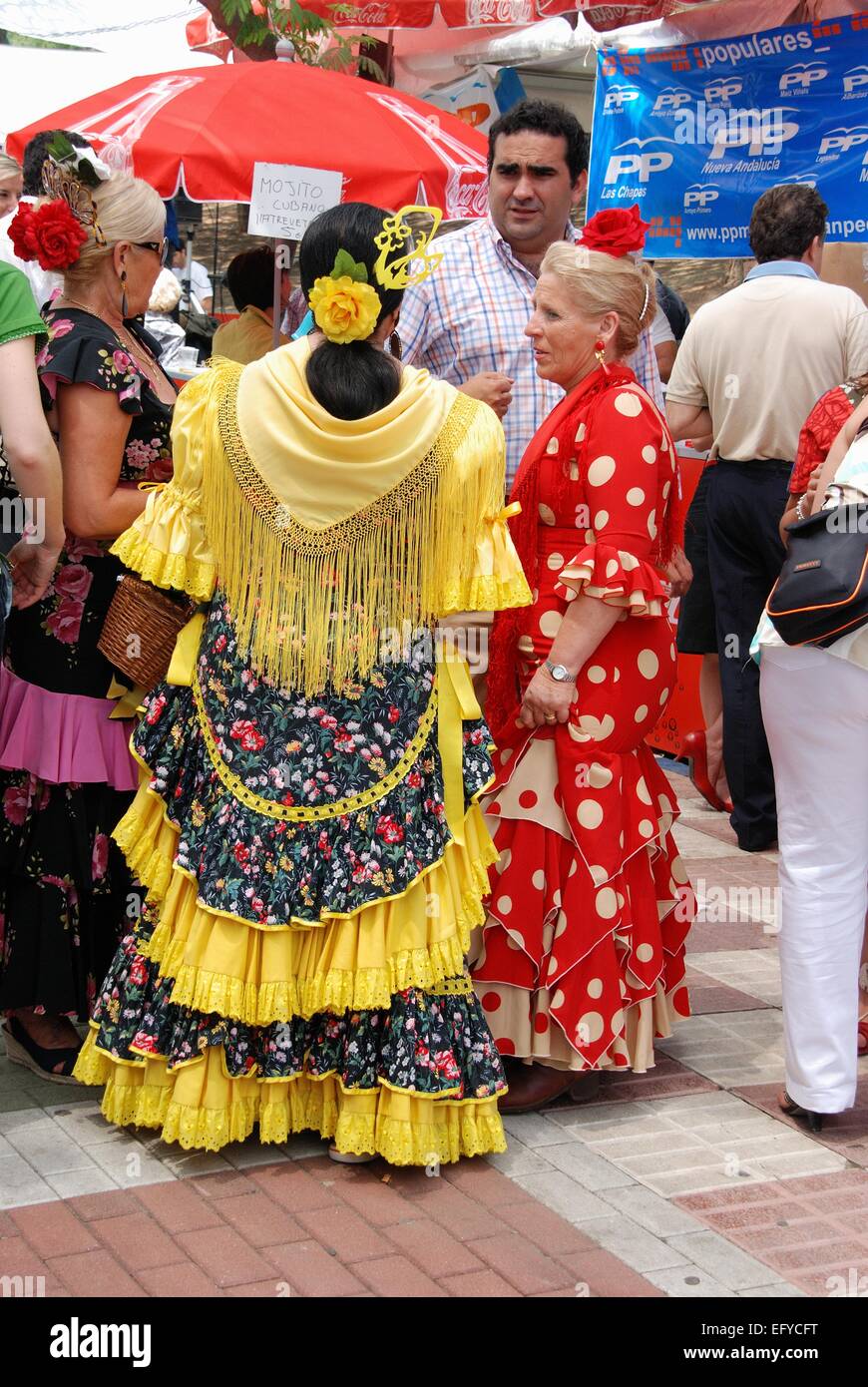 Las mujeres vestidas con trajes de flamenca española durante la Romería de  San Bernabé, festival, Marbella, Costa del Sol, España Fotografía de stock  - Alamy