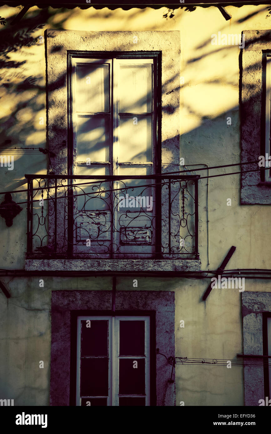 Ventana y balcón en sombras y luz tardía Foto de stock