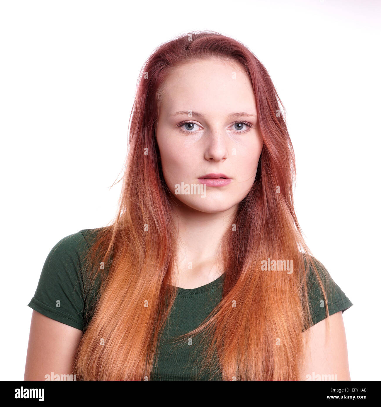 Retrato de una mujer joven con expresión neutra Foto de stock