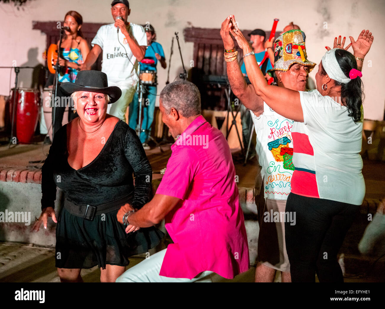 Ancianos cubanos disfrutando de bailar salsa al ritmo de la música de una banda en vivo, en un mercado en Trinidad, Provincia de Sancti Spíritus, Cuba Foto de stock