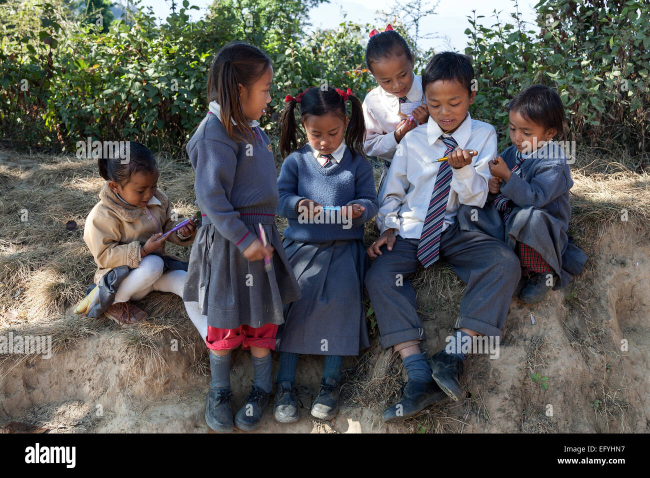 Los niños nepaleses, en escolares de uniformes escolares, impresionados por  las plumas que se les dieron, cerca Dhulikel, Nepal Fotografía de stock -  Alamy