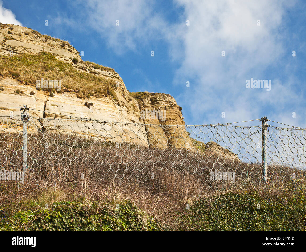 Cerco fuerte para contener la caída de desechos de Hastings acantilados. Foto de stock