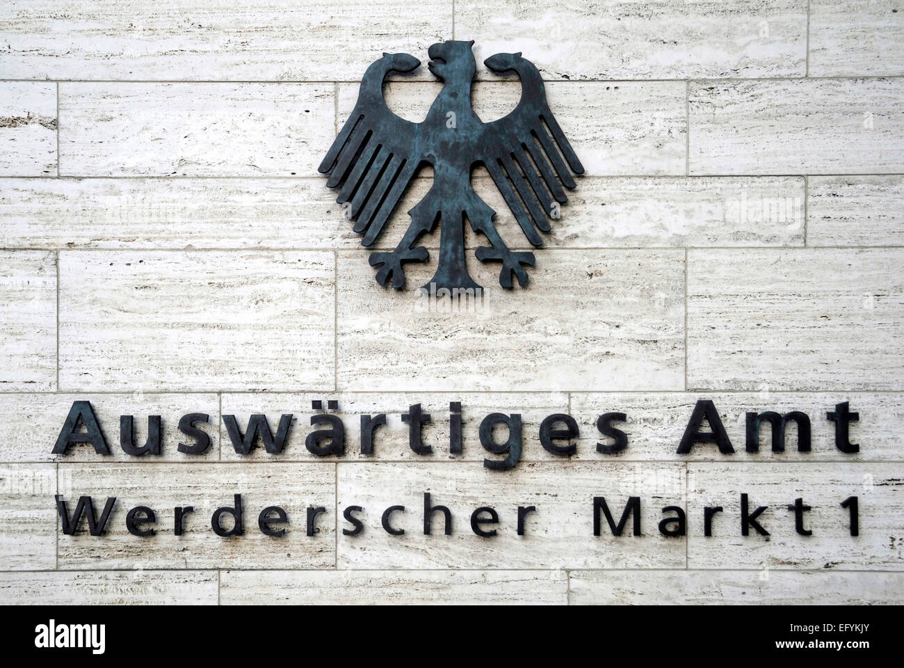 Señal de autoridad de la Oficina de Relaciones Exteriores de la República Federal de Alemania sobre la Werderschen Markt de Berlín. Foto de stock