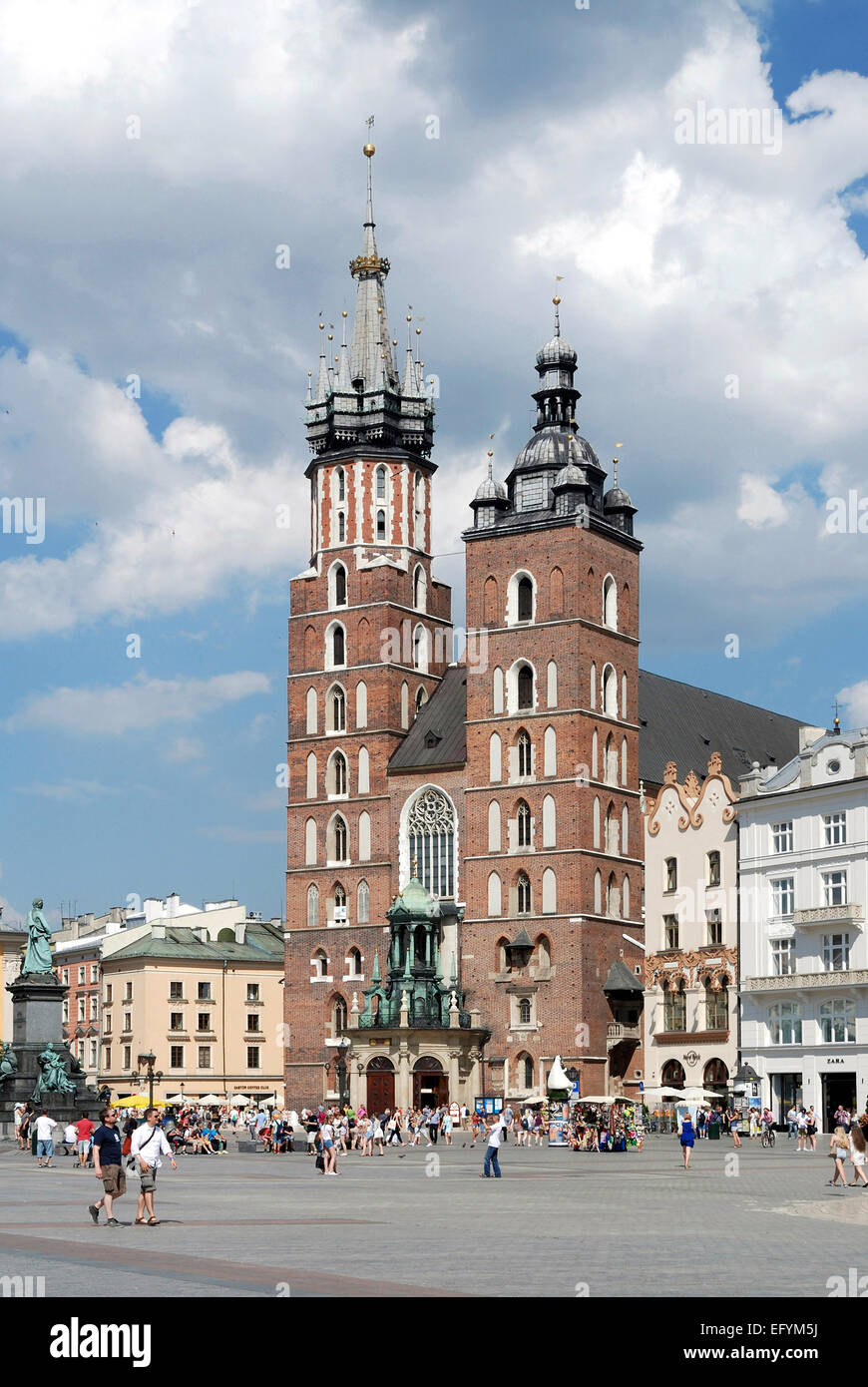 La Iglesia de Santa María en la plaza del mercado, en el casco antiguo de Cracovia, en Polonia. Foto de stock