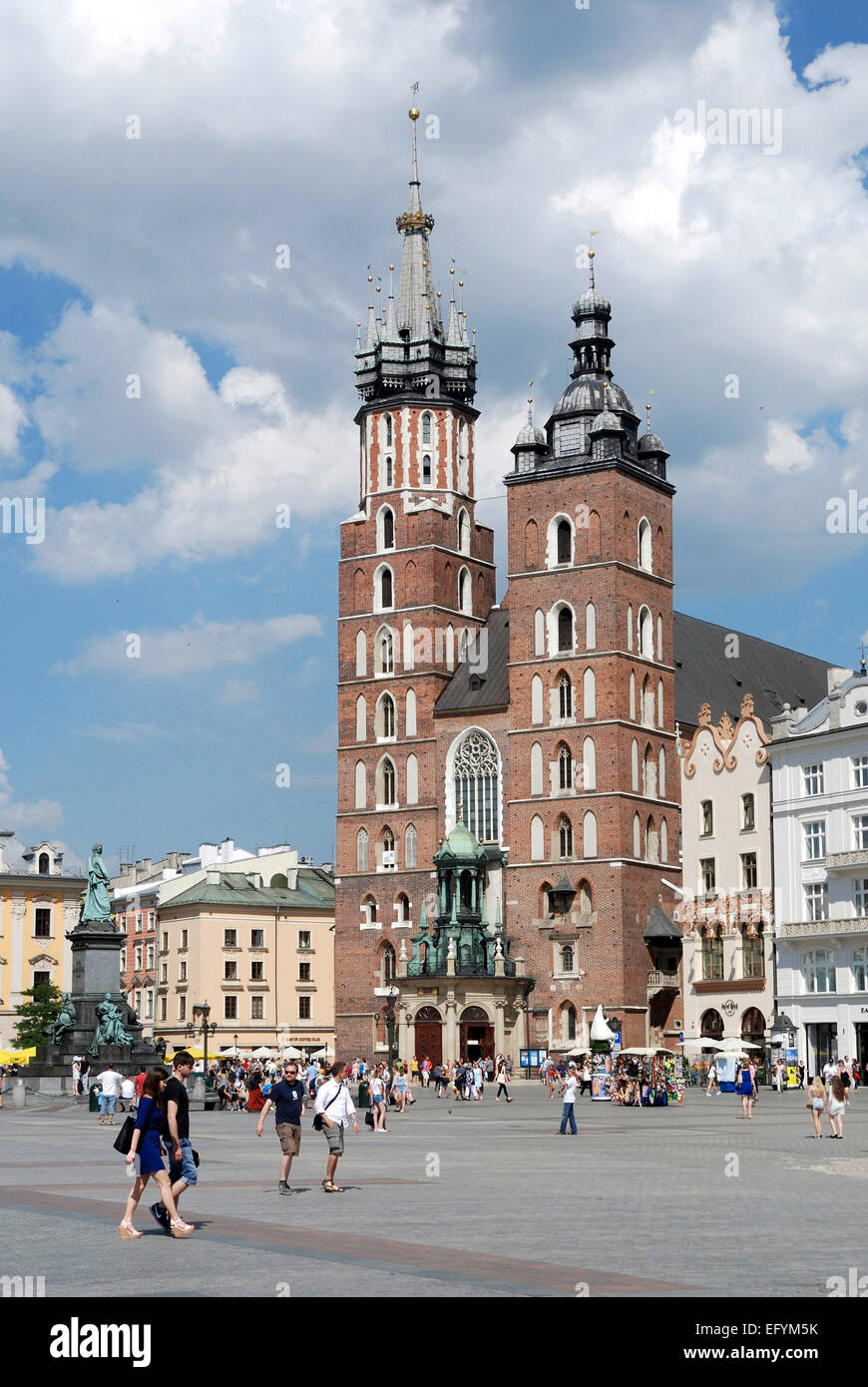 La Iglesia de Santa María en la plaza del mercado, en el casco antiguo de Cracovia, en Polonia. Foto de stock