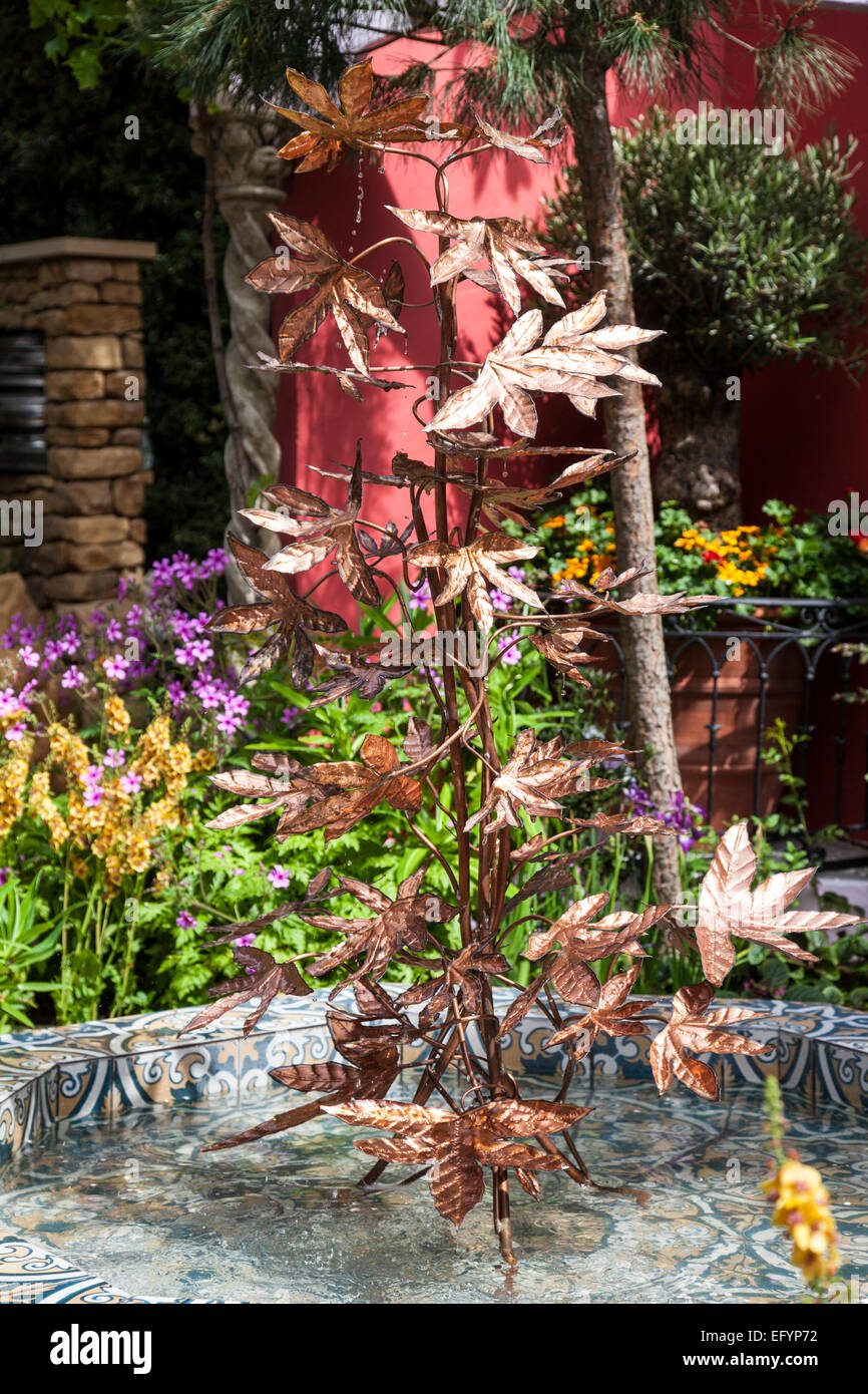 Mosaico bassin con fuente y con forma de árbol plantando exóticos Foto de stock