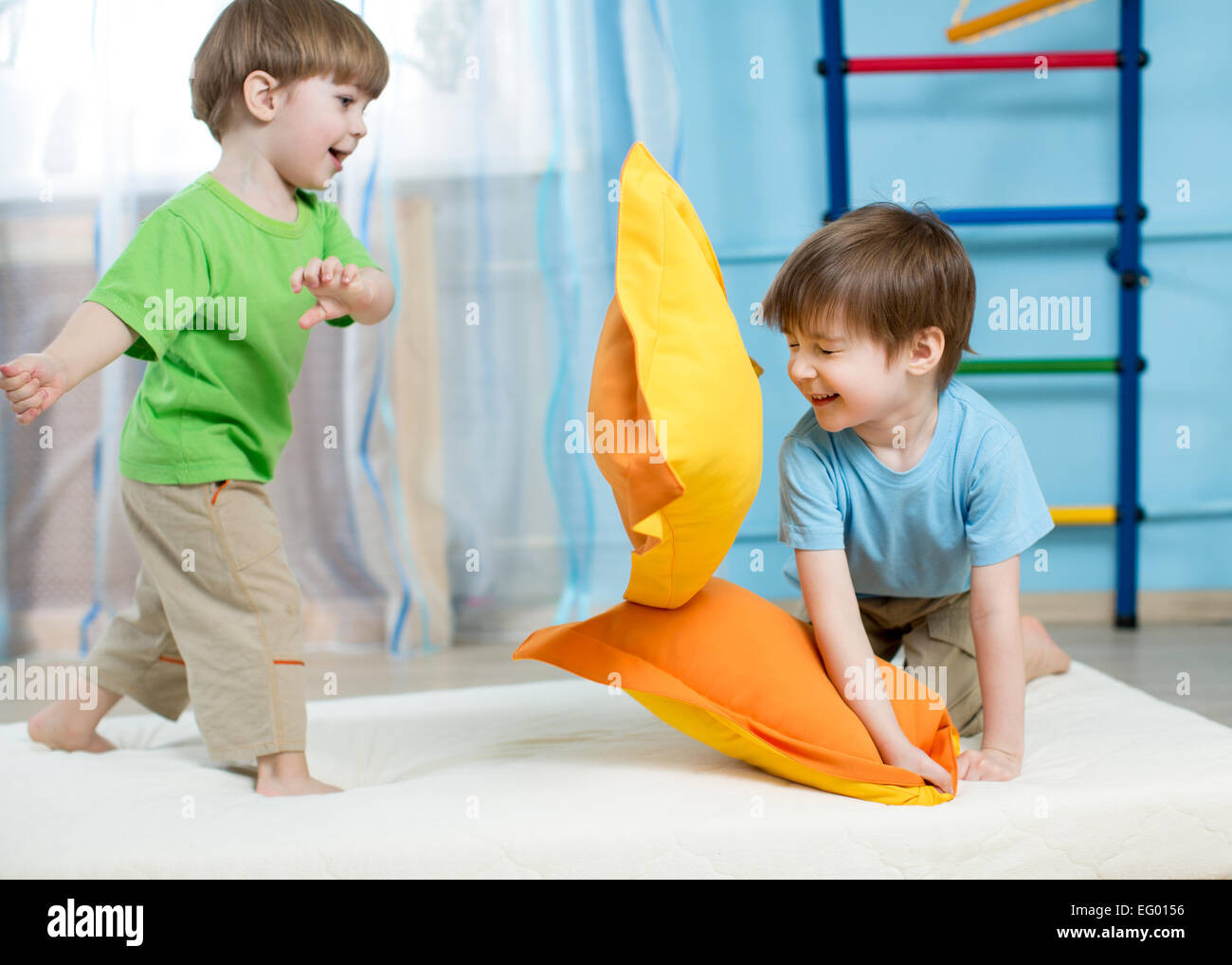 Niños jugando con almohadas Foto de stock
