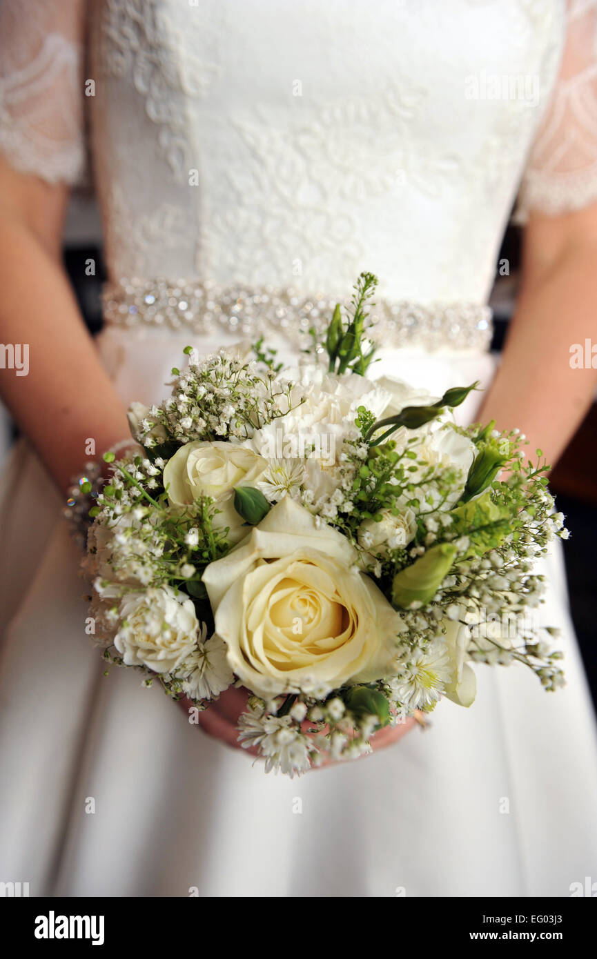 Ramo de novia con rosas blancas. Foto de stock