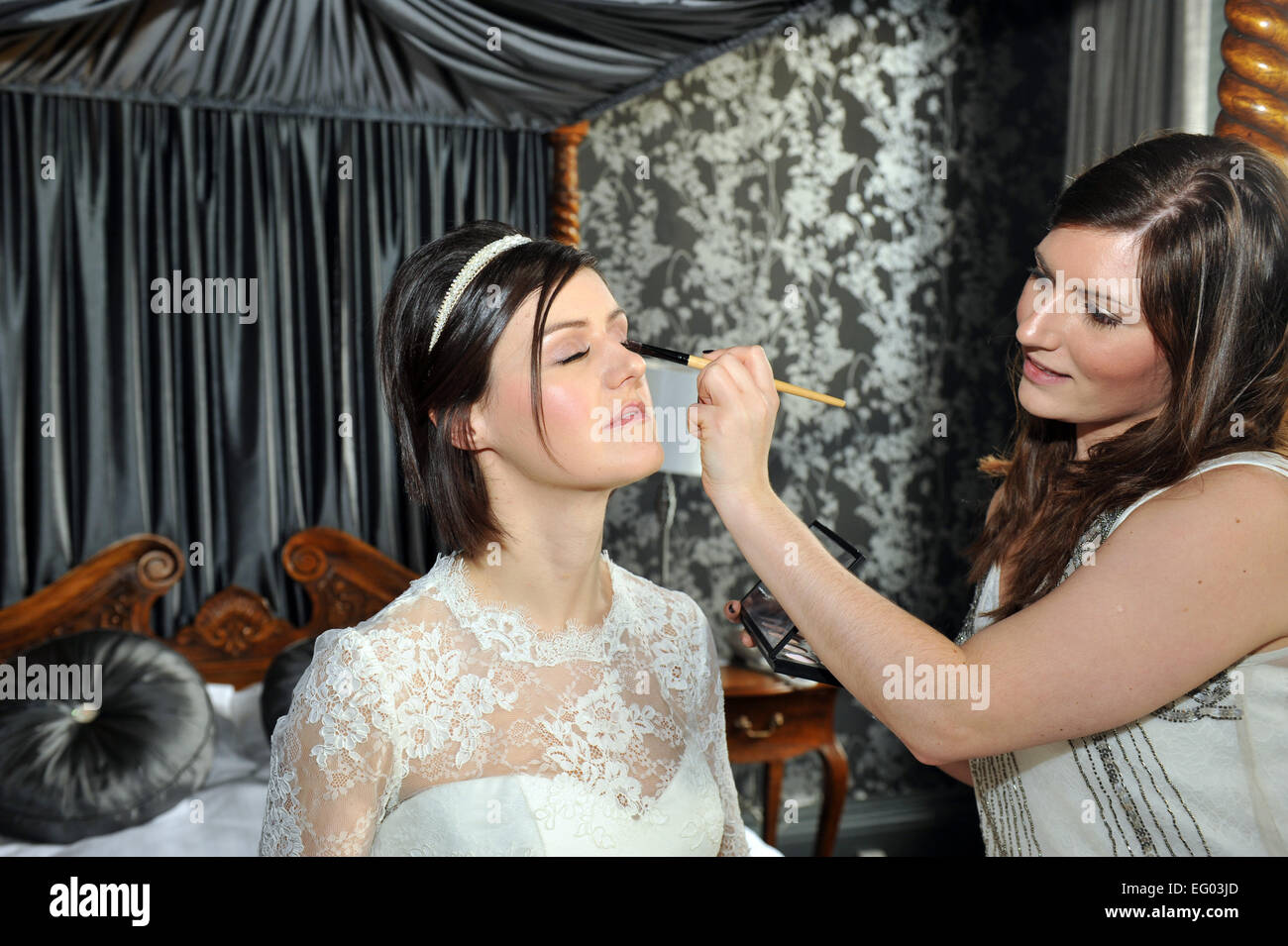 Maquillaje artista aplica sombreador de ojos a una novia. Modelo liberado Foto de stock