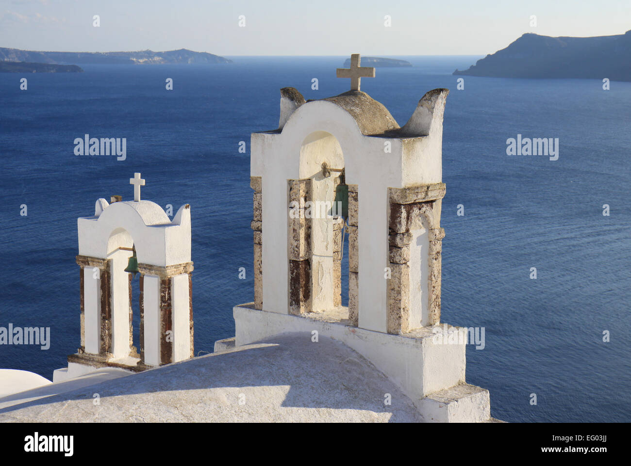 Campanarios de famosa iglesia en Santorini Foto de stock
