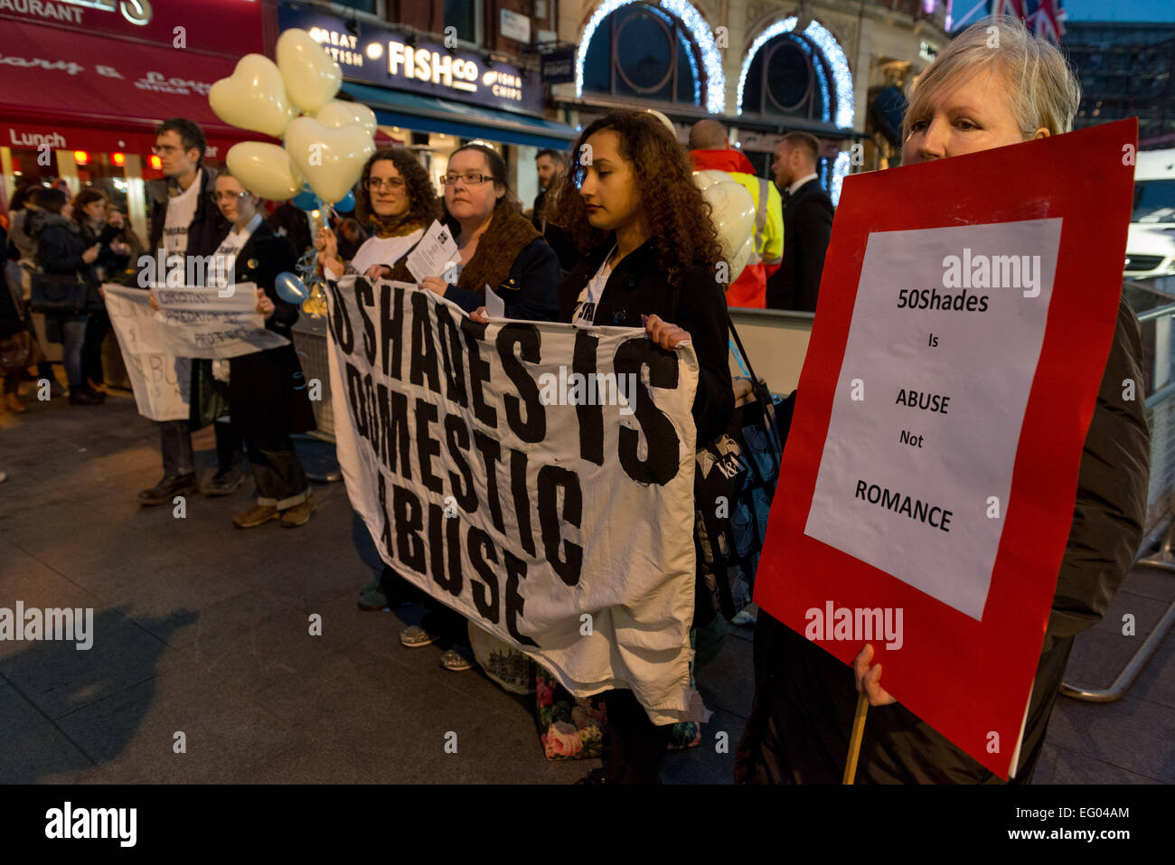 "Cincuenta tonos es abuso" protesta por película de estreno en el cine Odeon de Londres Foto de stock