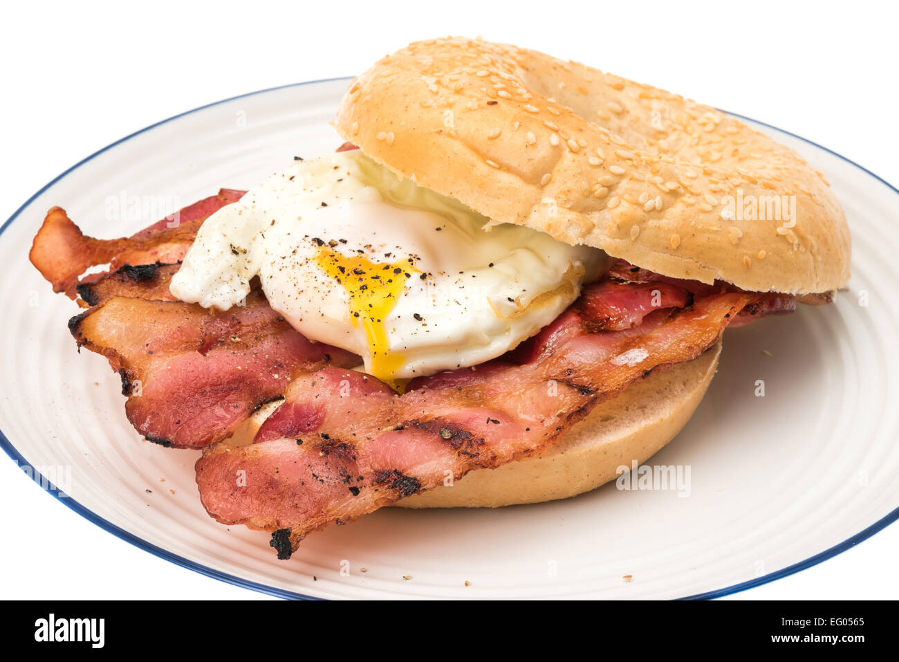 Bacon y huevo frito bagel desayuno - fondo blanco. Foto de stock