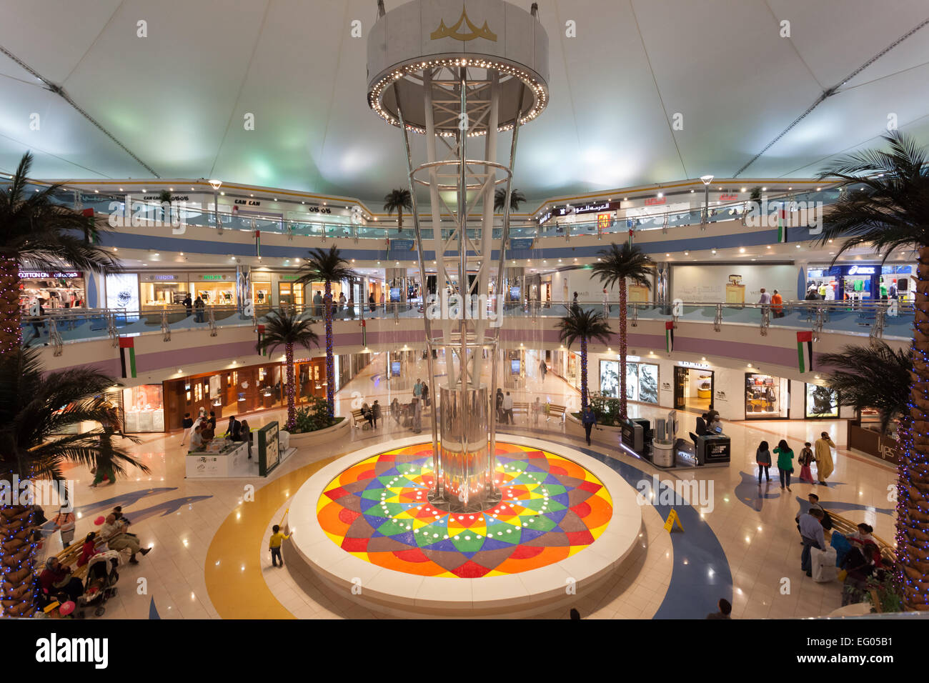 Interior del centro comercial Marina Mall en Abu Dhabi Fotografía de stock  - Alamy