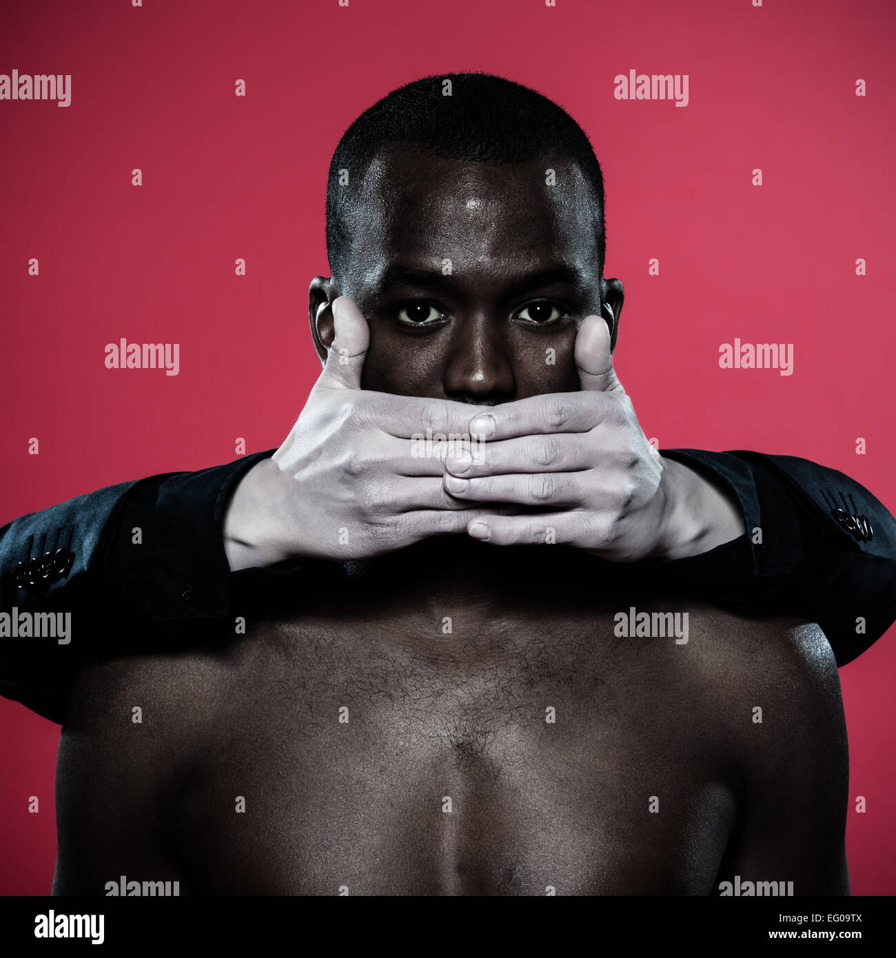 Un hombre africano la mano sobre su boca la libertad de expresión concepto Foto de stock