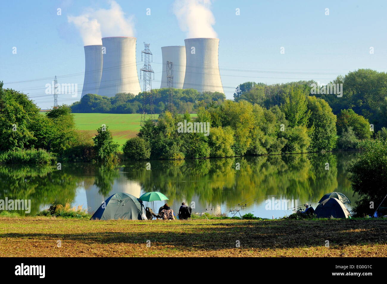 Planta de energía nuclear de Dukovany, torre de refrigeración, vapor