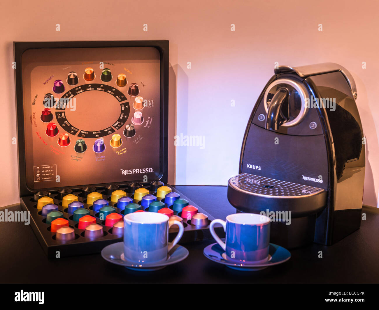 Máquina automática Nespresso Vertuo Pop utilizada para crear espresso con  cápsulas de aluminio. Cápsulas de metal Il Caffe alrededor de la cafetera  Krups, para hacer café Fotografía de stock - Alamy