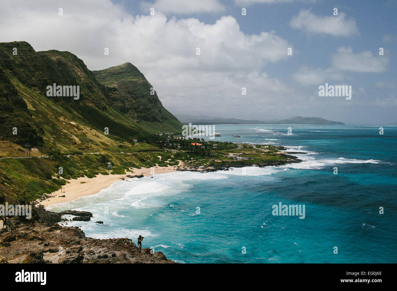 Olas rompiendo en la costa cerca del faro de Makapuu, Oahu, Hawaii, Estados Unidos Foto de stock