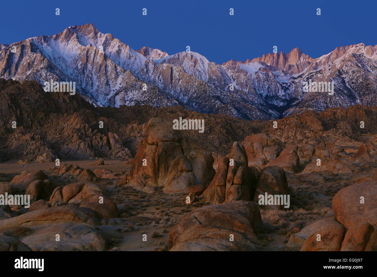 Este Sierra Nevada rango, incluyendo Lone Peak y Mount Whitney, con Alabama Hills en primer plano, California, EE.UU Foto de stock