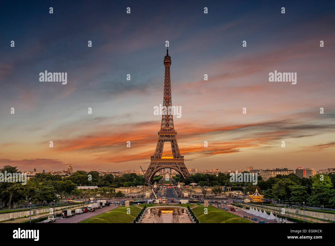 Francia, Paris, Torre Eiffel contra moody sky Foto de stock