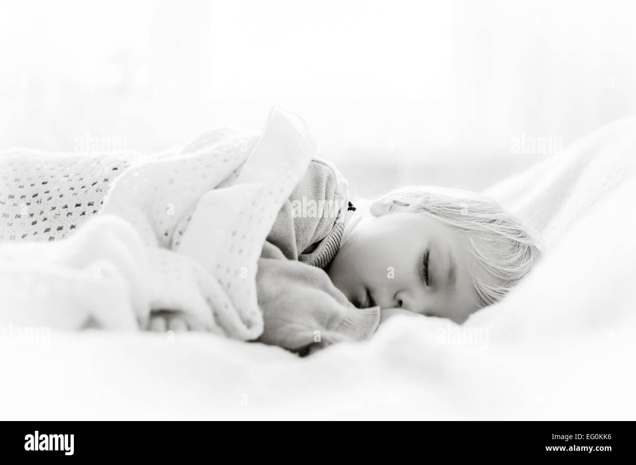 Niño Dormido En La Cama. Lindo Niño Duerme Dulcemente En Una Acogedora  Manta Blanca a Su Lado Niño De 2 Años Durmiendo En Foto de archivo - Imagen  de vivero, inocente: 226017524