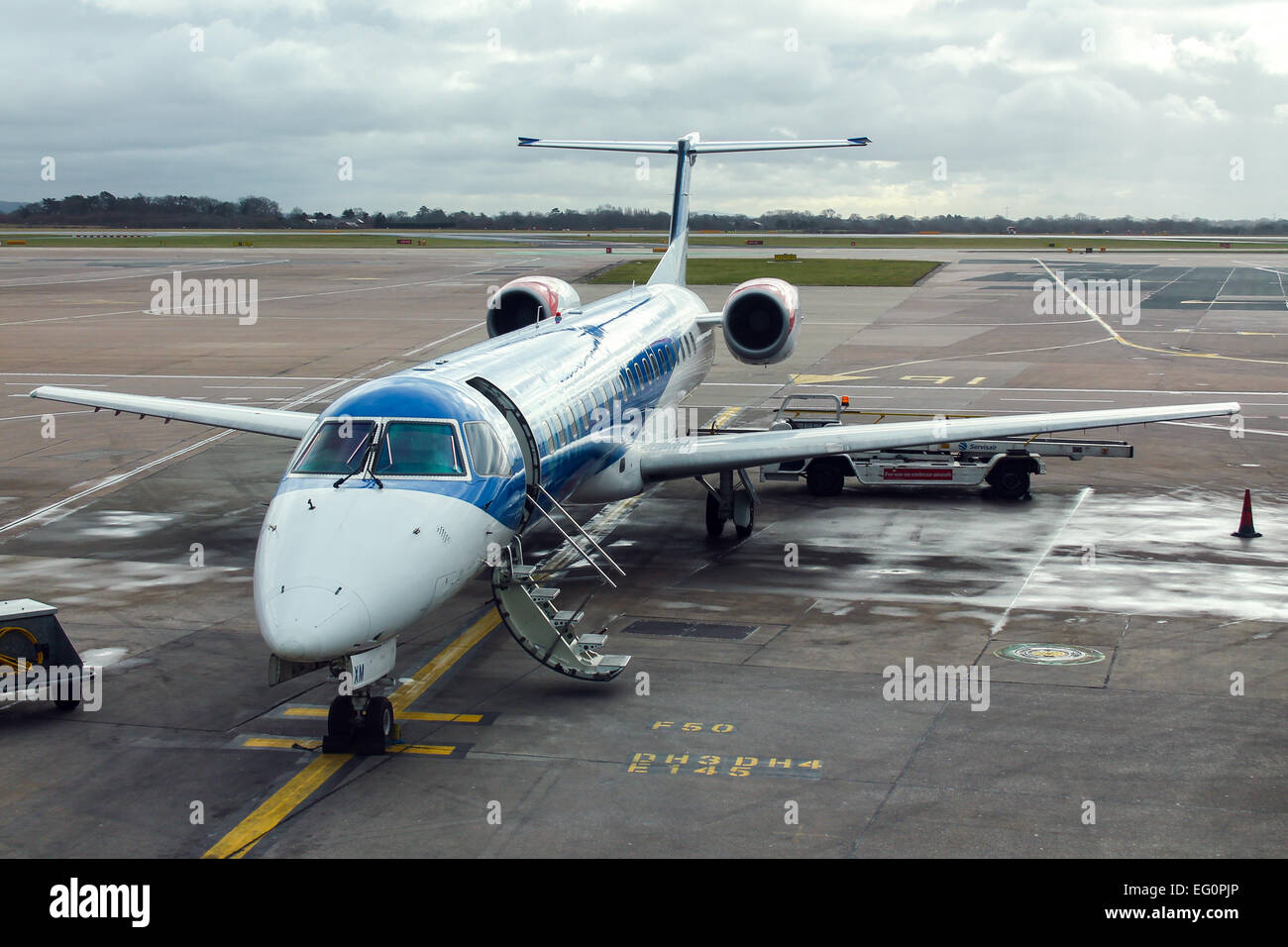 Bmi Regional Embraer 145 espera a los pasajeros en el aeropuerto de Manchester. Foto de stock