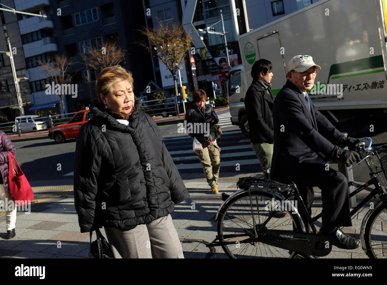 Los ciclistas en el distrito Ginza de Tokio, Japón. Foto de stock