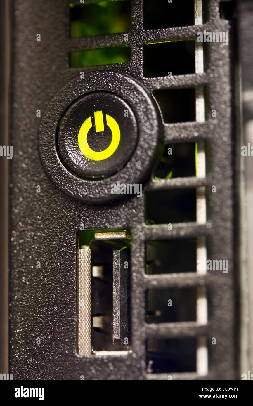 Un primer plano de un encendido /apagado botón en un servidor en un rack. Rodada en un centro de datos. Foto de stock