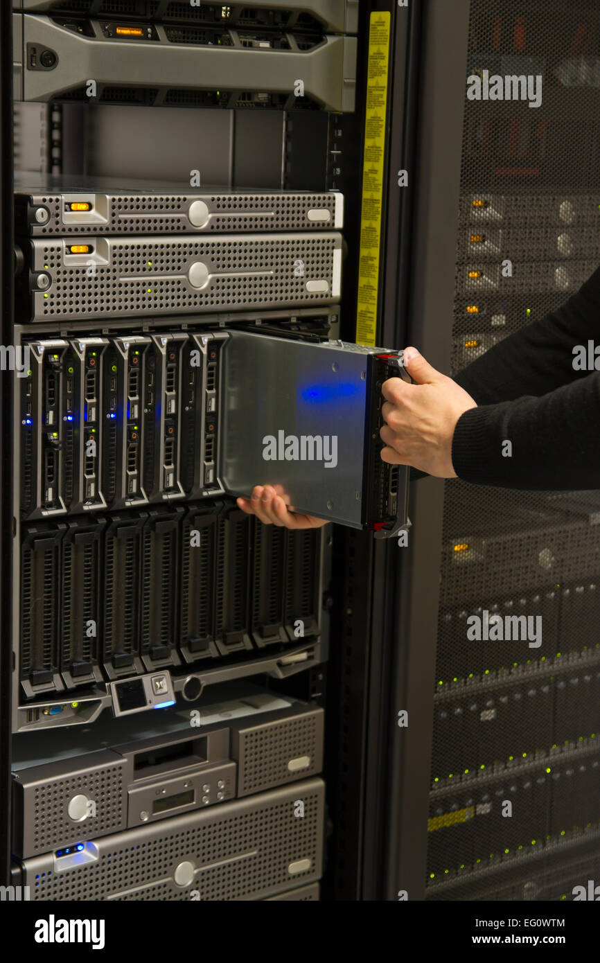 Instalar o quitar un servidor en un chasis blade en un rack. Rodada en un  centro de datos Fotografía de stock - Alamy