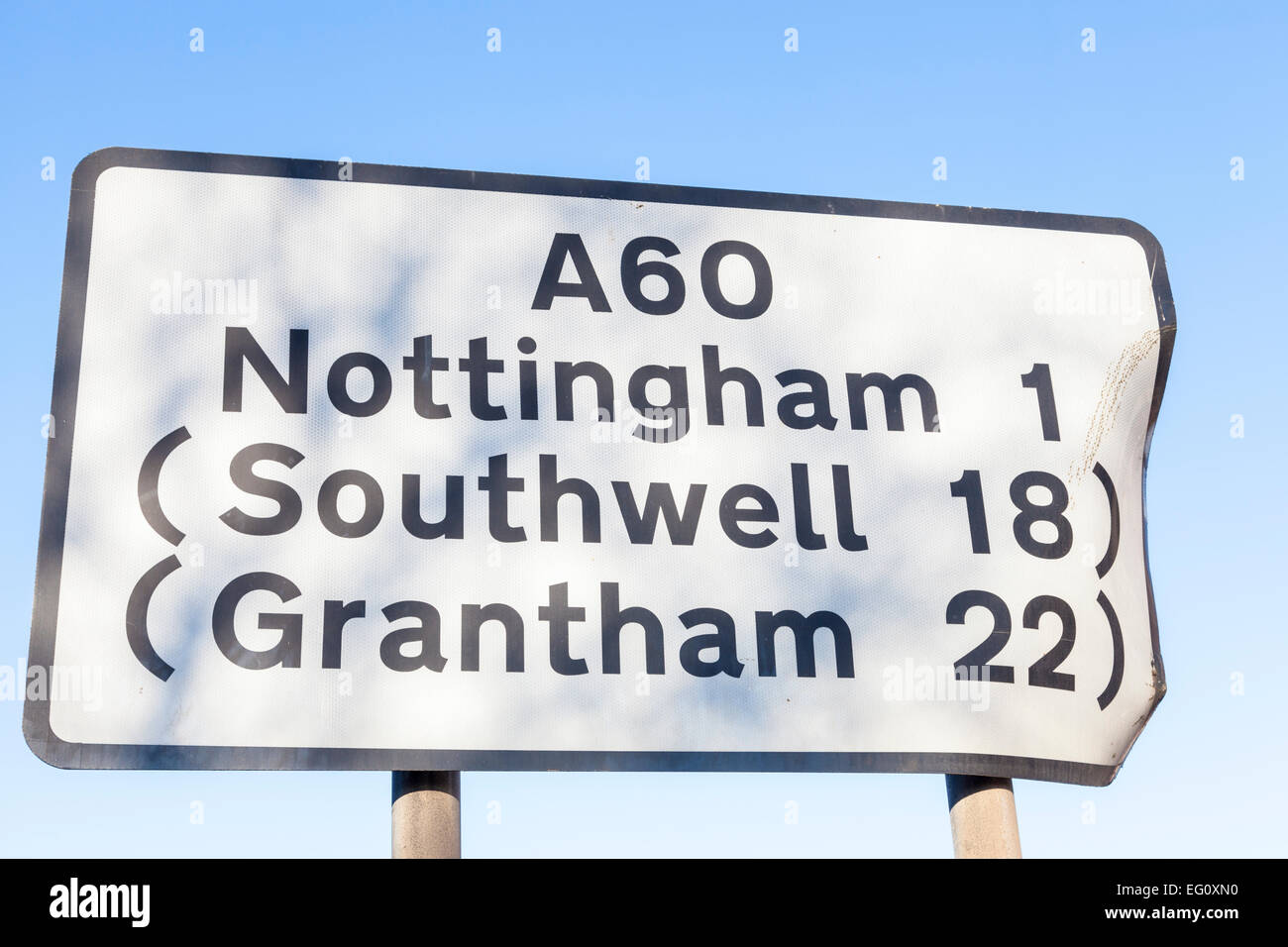Señal de carretera dañada. Los daños causados por un vehículo colisionando con el signo, Nottinghamshire, Inglaterra, Reino Unido. Foto de stock