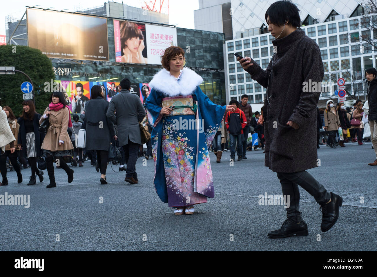 Las multitudes en la Sibuya cruce en frente de la estación de Shibuya. El cruce tiene la reputación de ser uno de los más concurridos del mundo. Conocido como la brega personas vienen de todas las direcciones a la vez cuando las luces cambian. Tokio, Japón. Foto de stock