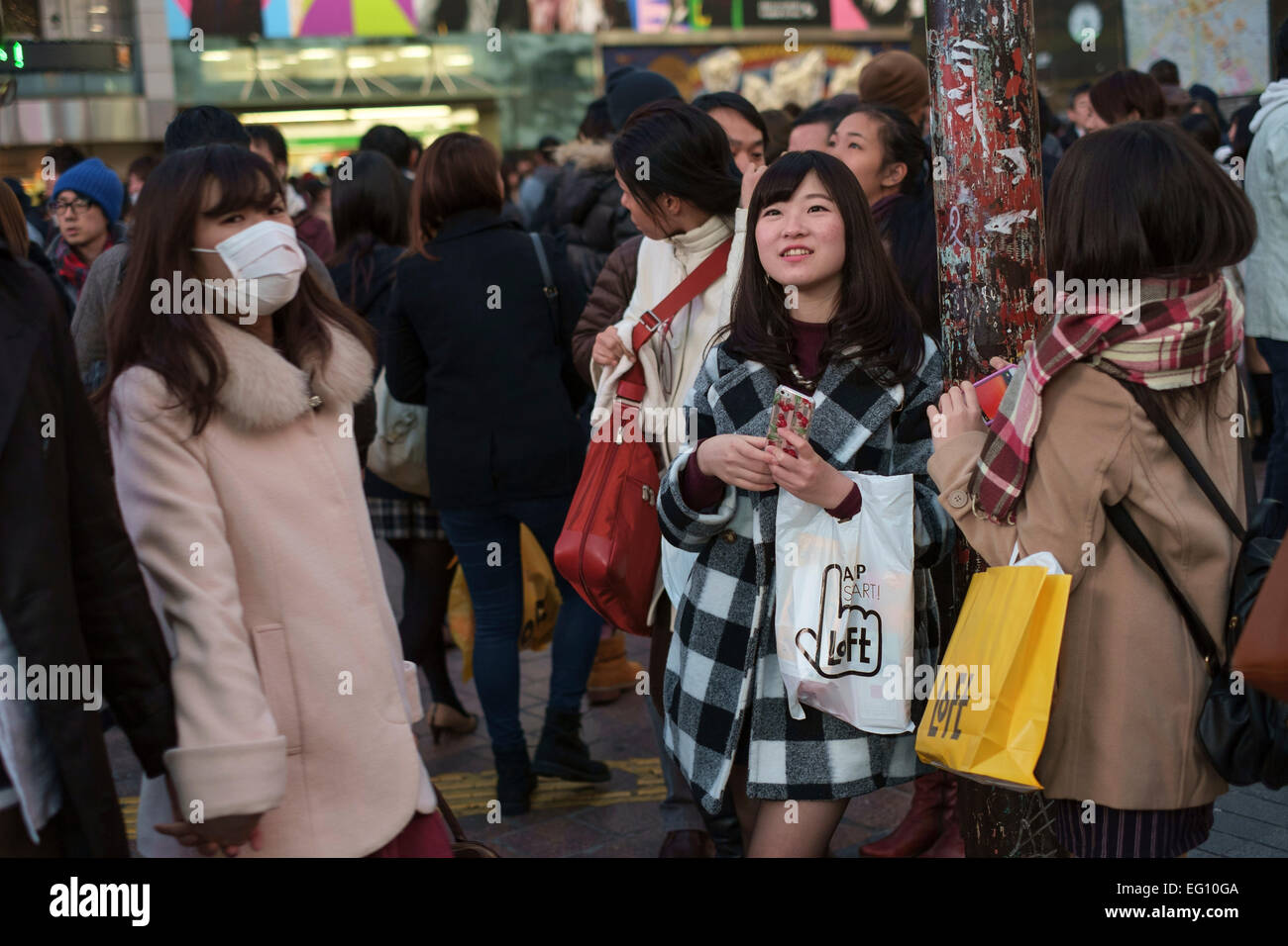 Las multitudes en el cruce Shibuya en frente de la estación de Shibuya. El cruce tiene la reputación de ser uno de los más concurridos del mundo. Conocido como la brega personas vienen de todas las direcciones a la vez cuando las luces cambian. Tokio, Japón. Foto de stock