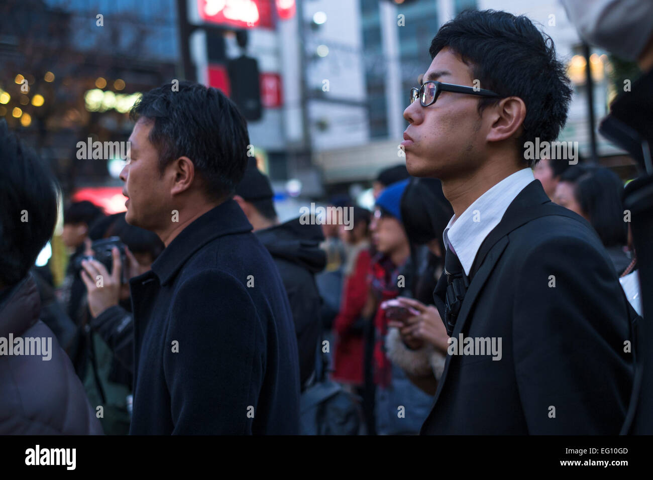 Las multitudes en la Sibuya cruce en frente de la estación de Shibuya. El cruce tiene la reputación de ser uno de los más concurridos del mundo. Conocido como la brega personas vienen de todas las direcciones a la vez cuando las luces cambian. Tokio, Japón. Foto de stock