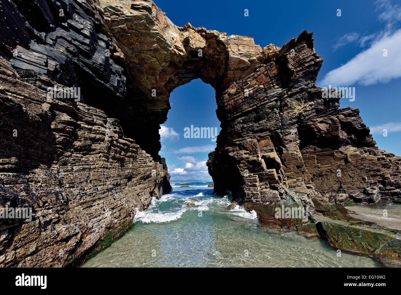 España, Galicia: impresionante arcada en la Catedral de rock beach Foto de stock