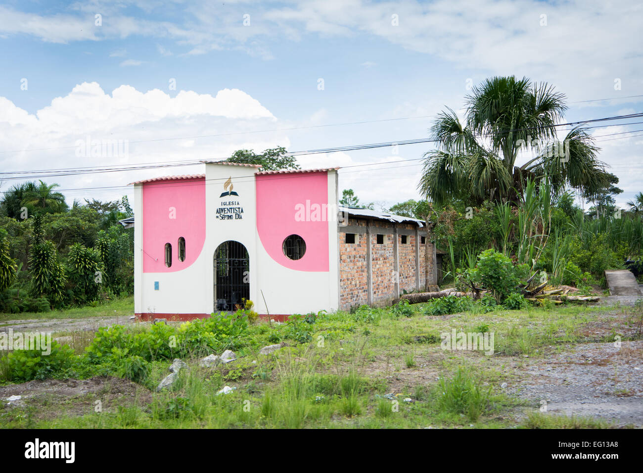 Iglesia de los Adventistas del Séptimo Día en la región selvática del norte de Perú Fotografía de stock - Alamy Iglesia de los Adventistas del Séptimo Día en la región selvática del norte de Perú Fotografía de stock - Alamy
