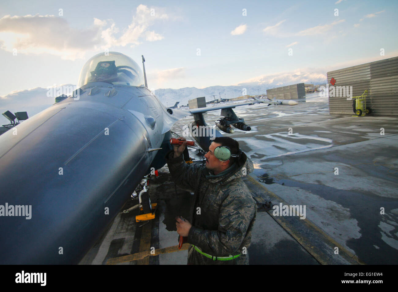La Fuerza Aérea de los EE.UU Aviador Senior Anthony Guddo inspecciona un F-16C combates cazas Falcon en Bagram Air Field, el Afganistán, el 15 de enero de 2012. Guddo es un jefe de la tripulación asignada a la 455Expedicionaria Escuadrón de Mantenimiento de aeronaves y se despliega a partir de la 177ª Ala de caza, Guardia Nacional Aérea de Nueva Jersey. Tech. El Sgt. Matt Hecht Foto de stock