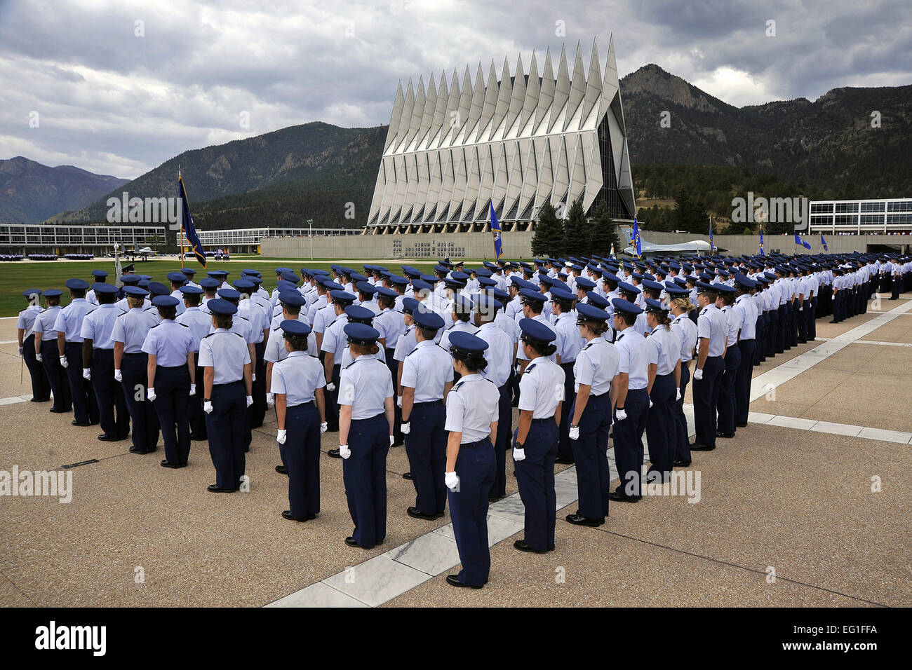 Los cadetes de la Academia de la Fuerza Aérea de los EE.UU líneas ala el terrazo durante la ceremonia de colocación de corona 11/9 y silencioso desfile en Colorado Springs, Colo., Septiembre 11, 2012. La Academia de la Fuerza Aérea de cortesía Foto de stock