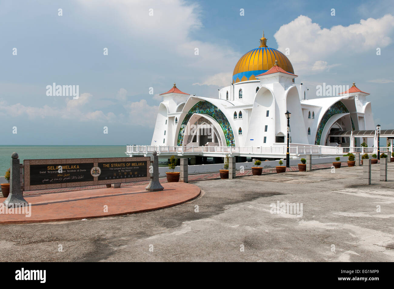El Estrecho de Malacca mezquita Masjid Selat (aka Melaka) en Malaca, en Malasia. Foto de stock