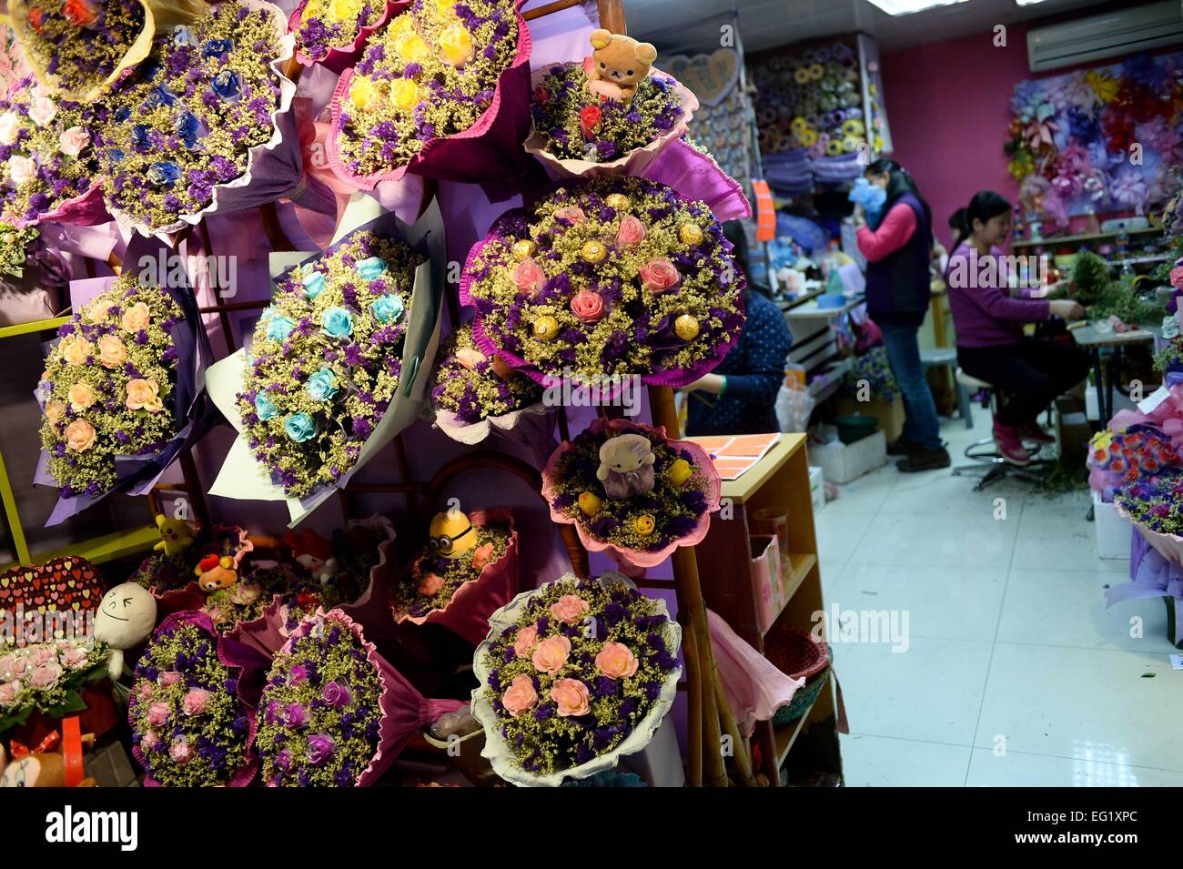 Macao, China. 13 Feb, 2015. Los funcionarios pack flores para el próximo Día de San Valentín en una tienda de flores en Macao, en el sur de China, el 13 de febrero de 2015. © Cheong Kam Ka/Xinhua/Alamy Live News Foto de stock