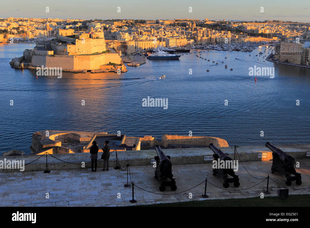 La Valletta, vista desde los jardines Barracca superior a Fort San Angelo, Malta Foto de stock