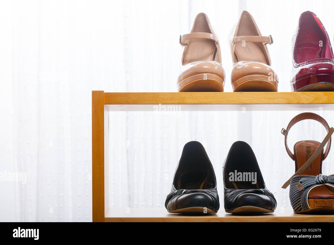 Estante para zapatos fotografías e imágenes de alta resolución - Alamy